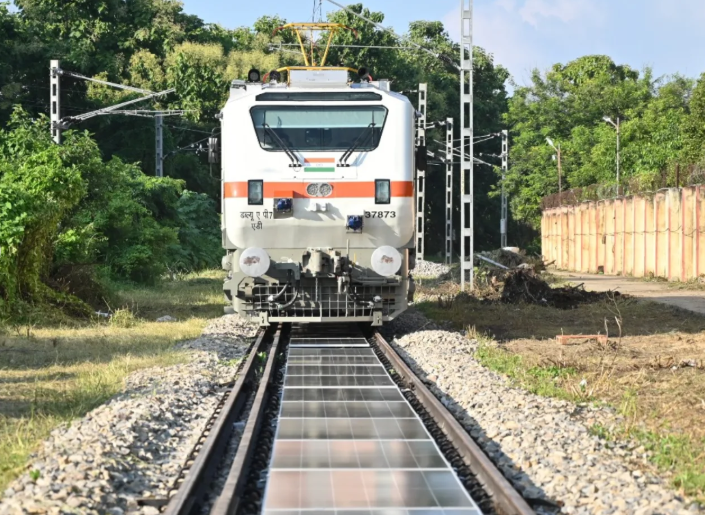 Indian Railways Pilots Removable Solar Panels on Tracks in Varanasi